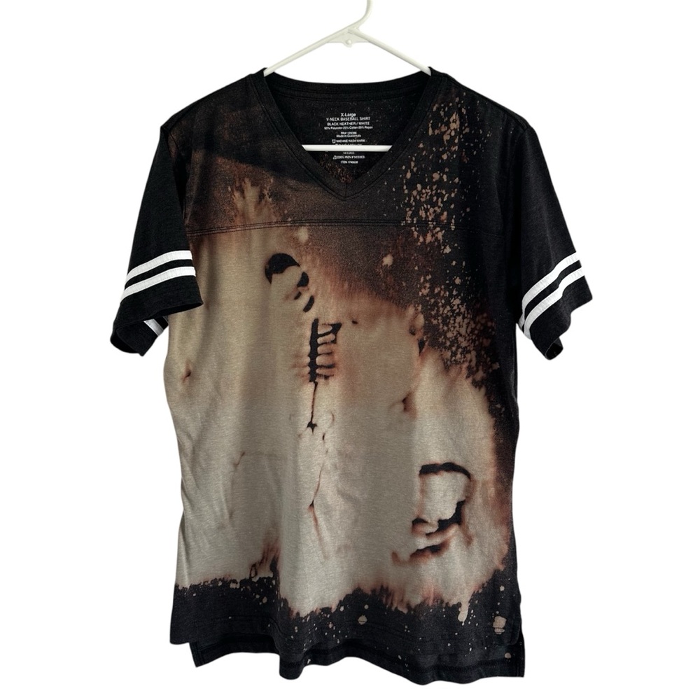Men's Black and Brown Graphic T-Shirt‎